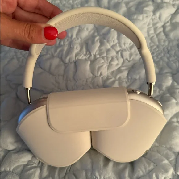 Air Pod Max Headphones - Picture 7 of 8